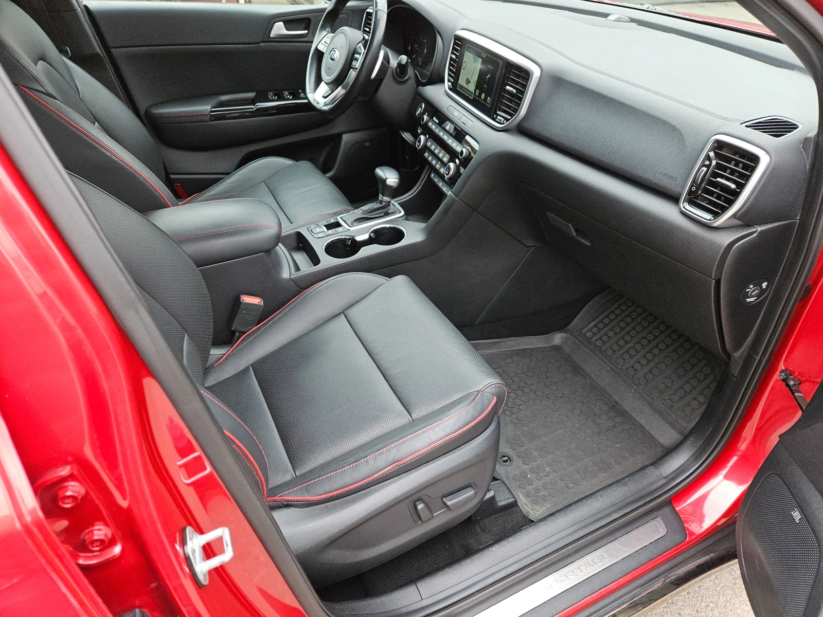 Kia Sportage 1.6CRDi/GT Line/Distronic/CARPLAY/Camera/KeyLess, снимка 15 - Автомобили и джипове - 53946701