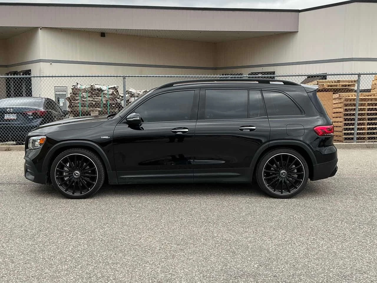Mercedes-Benz GLB35AMG | DISTRONIC | ПАНОРАМА | ДВА КЛЮЧА | , снимка 2 - Автомобили и джипове - 54611802