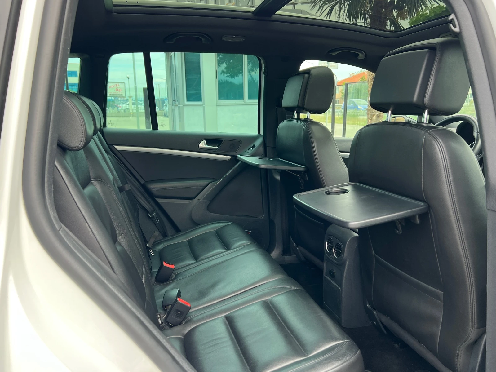 VW Tiguan 2.0TDI, 4-MOTION, CITYSCAPE, R-LINE-FULL SERVICE-H, снимка 13 - Автомобили и джипове - 54618619