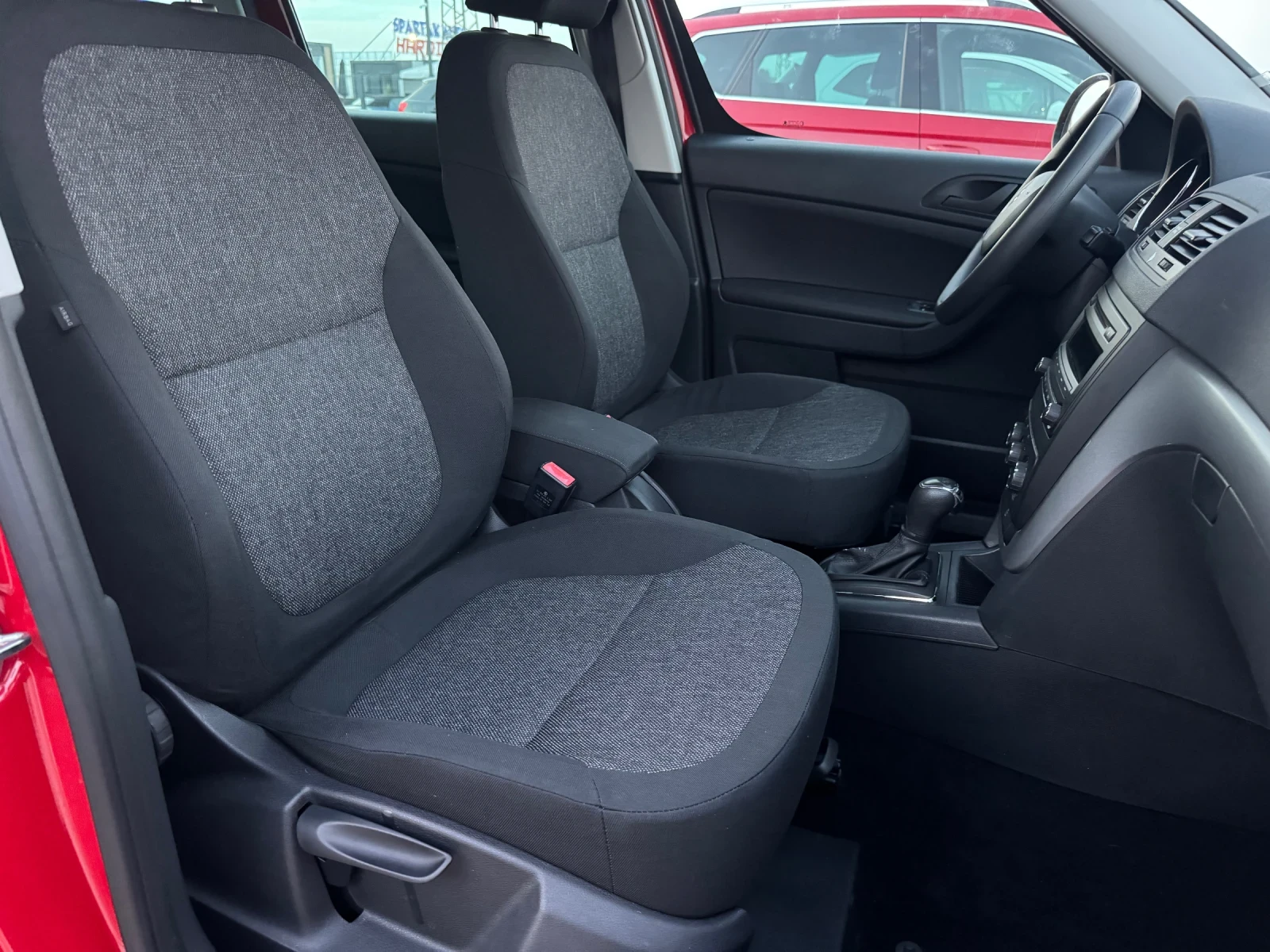 Skoda Yeti 1.6TDI DSG, снимка 14 - Автомобили и джипове - 55961732