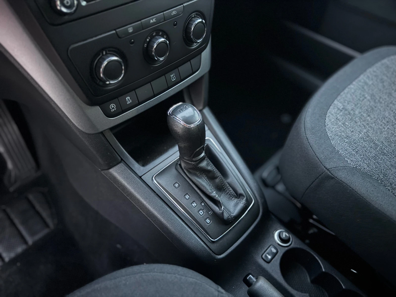 Skoda Yeti 1.6TDI DSG, снимка 16 - Автомобили и джипове - 55961732