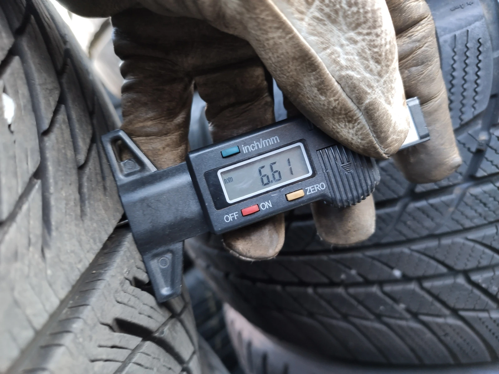 Гуми Зимни 235/45R20, снимка 6 - Гуми и джанти - 54986701