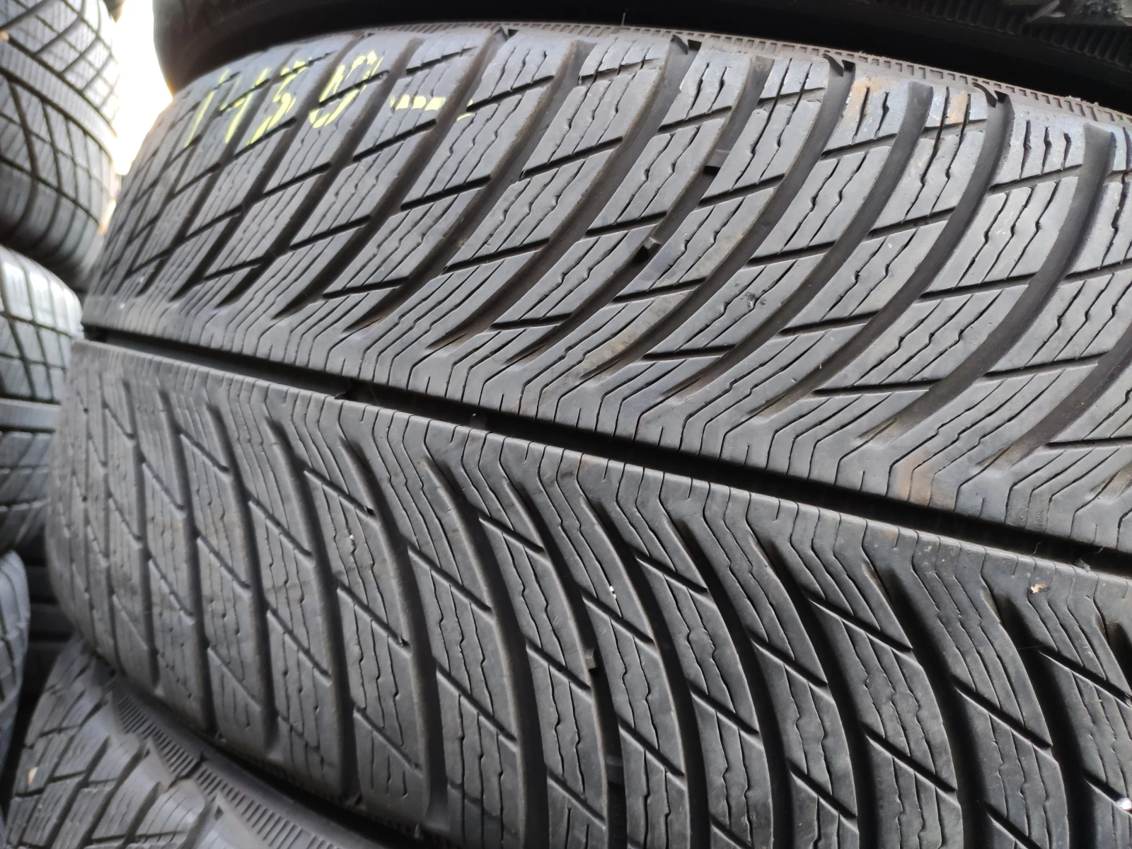Гуми Зимни 235/45R20, снимка 4 - Гуми и джанти - 54986701