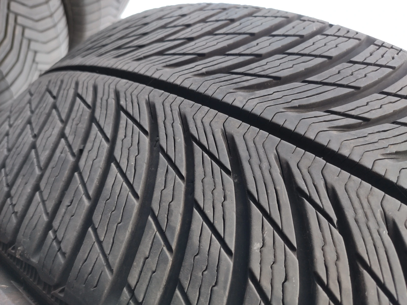 Гуми Зимни 235/45R20