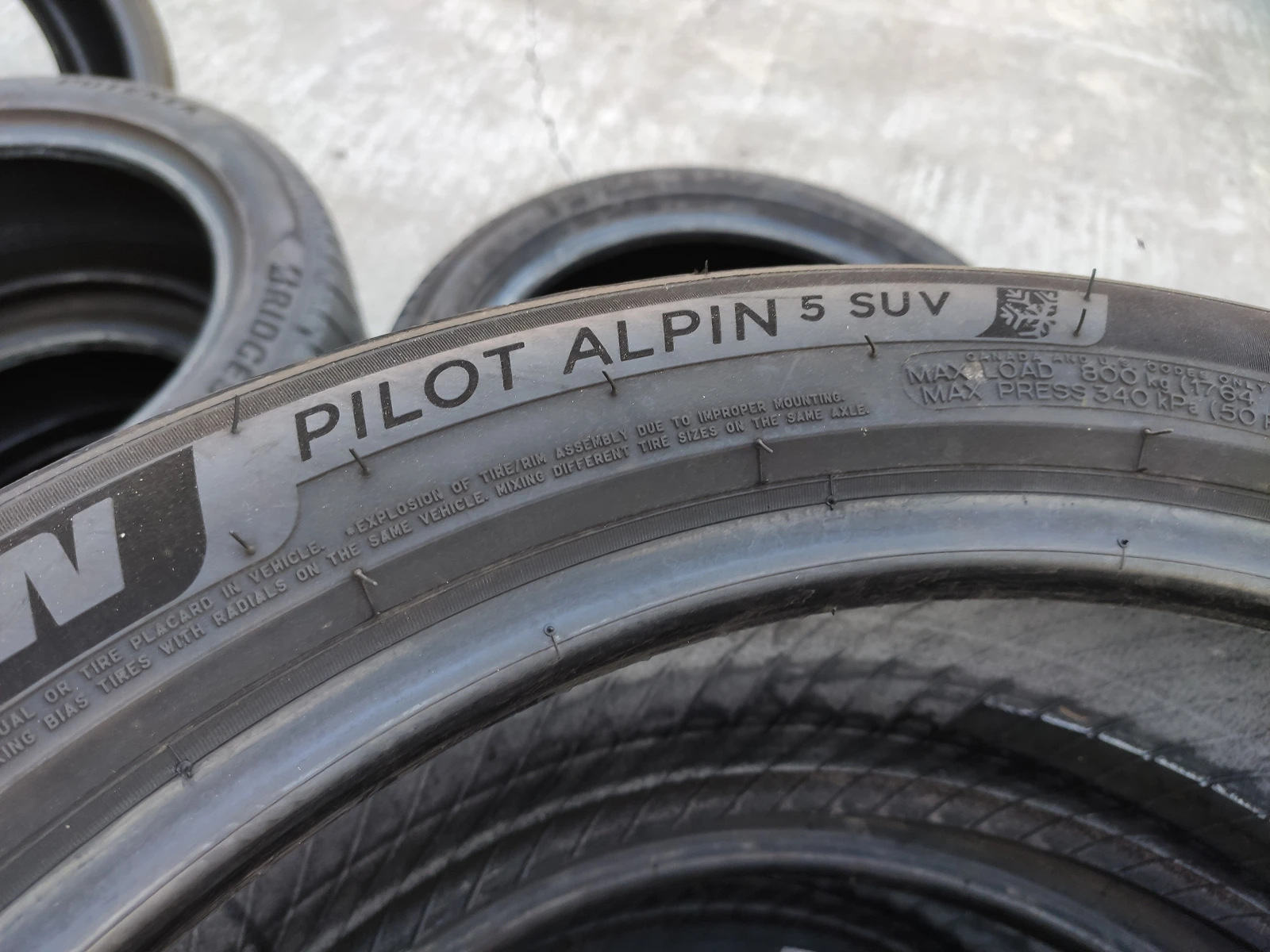 Гуми Зимни 235/45R20, снимка 9 - Гуми и джанти - 54986701