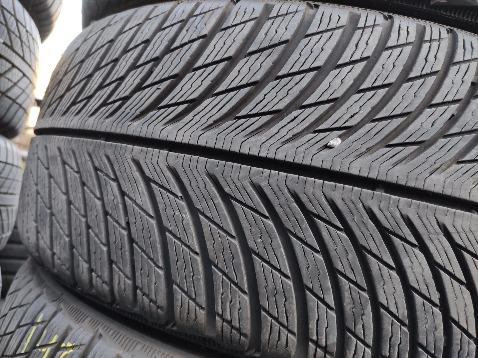 Гуми Зимни 235/45R20, снимка 3 - Гуми и джанти - 54986701