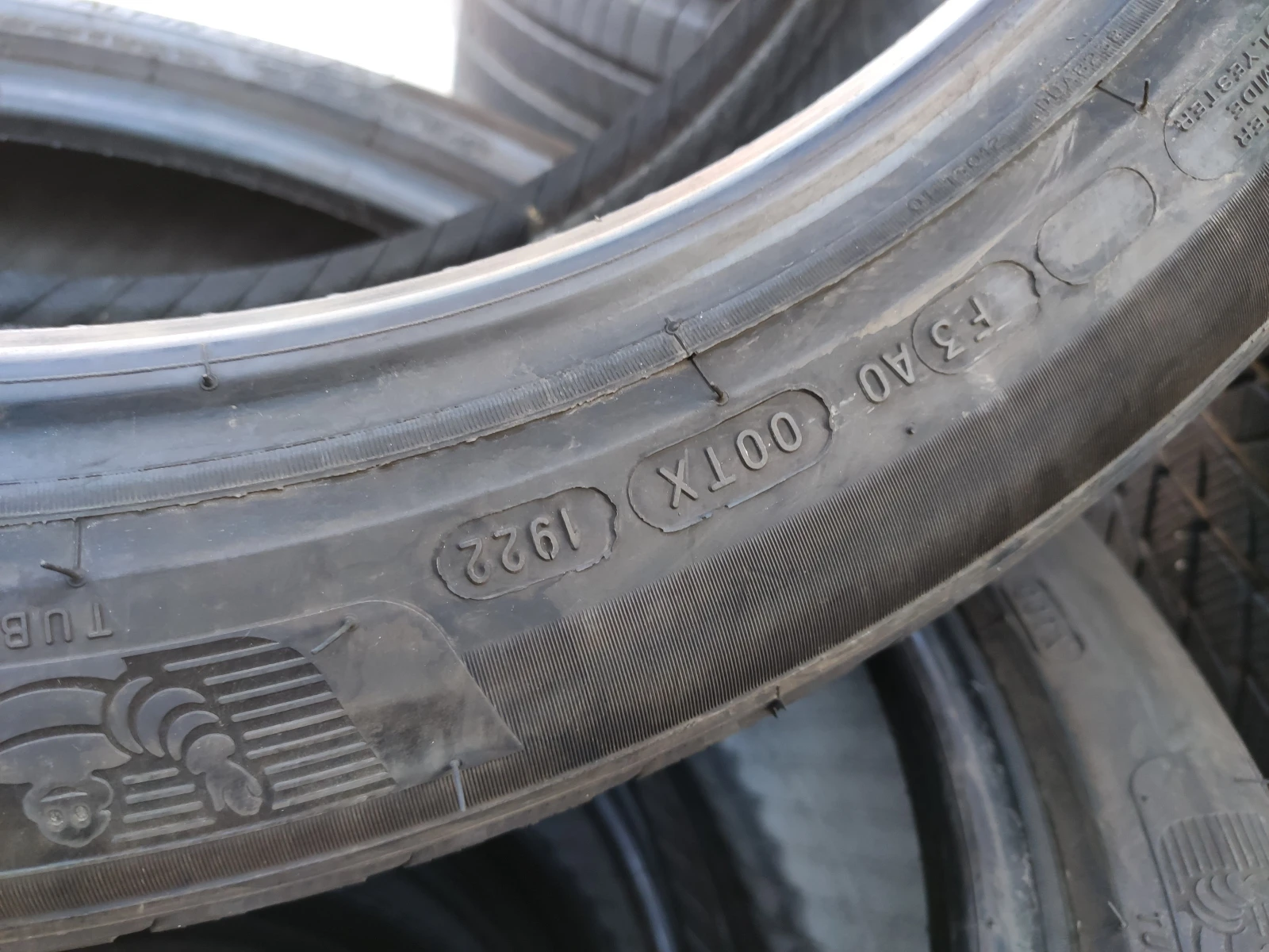 Гуми Зимни 235/45R20, снимка 11 - Гуми и джанти - 54986701