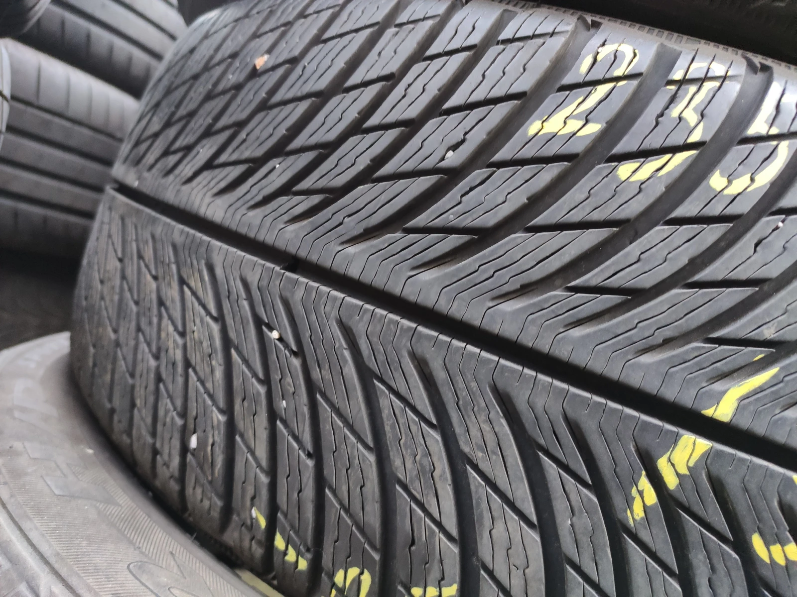 Гуми Зимни 235/45R20, снимка 2 - Гуми и джанти - 54986701