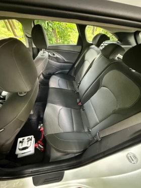 Hyundai I30 1.6 CRDI 116 Фулекстри Нов внос, снимка 7