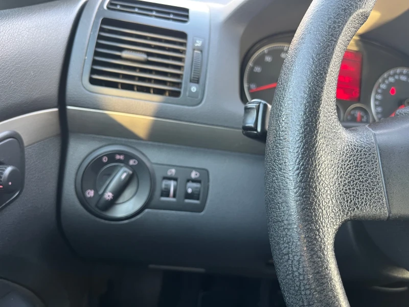 VW Touran 6+ 1 2.0i-Фабричен Метан, снимка 14 - Автомобили и джипове - 52544839