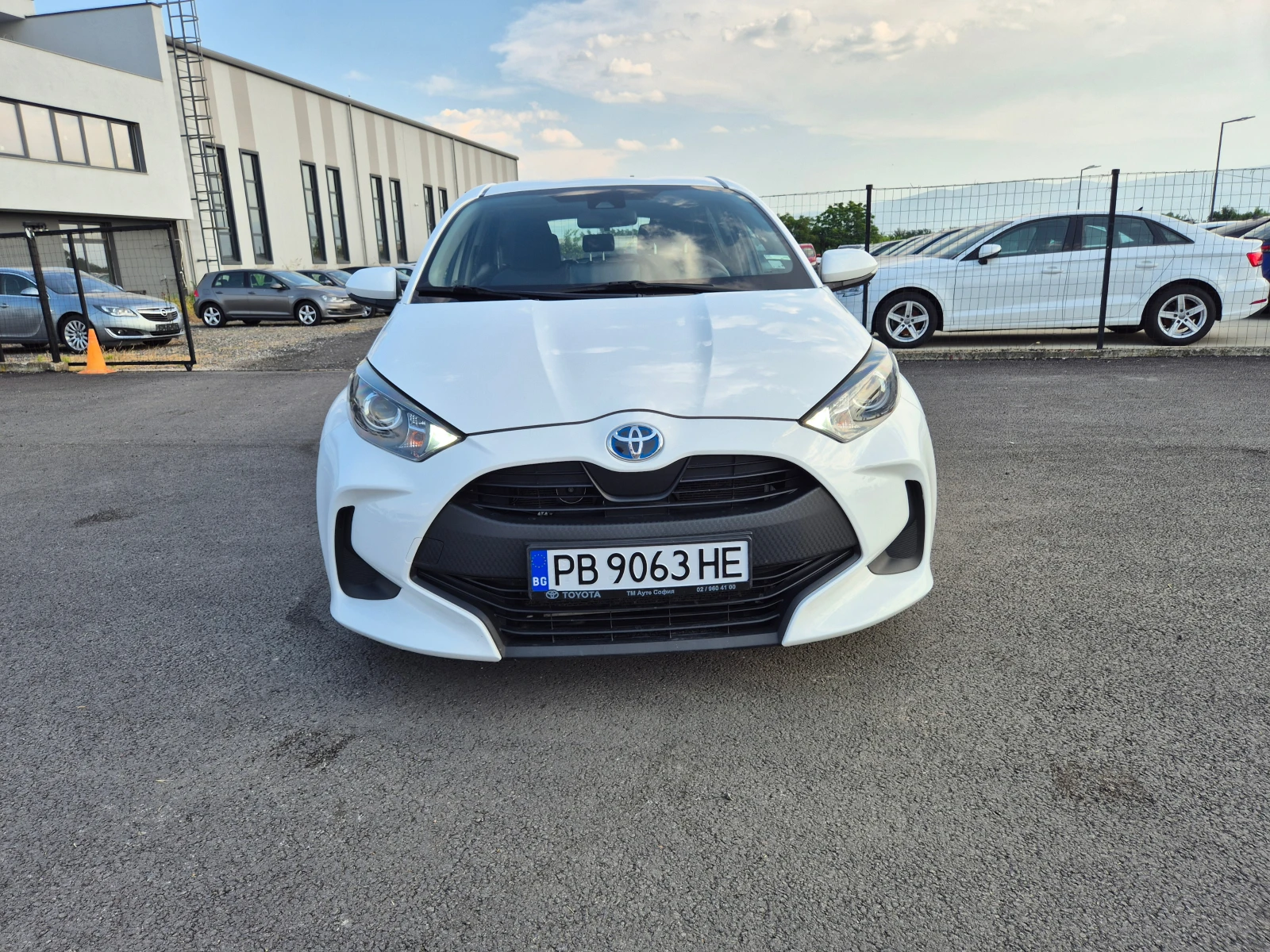 Toyota Yaris ILGHT-HYBRID-1.5vvt-i-115кс.Е-CVT A/T - изображение 8