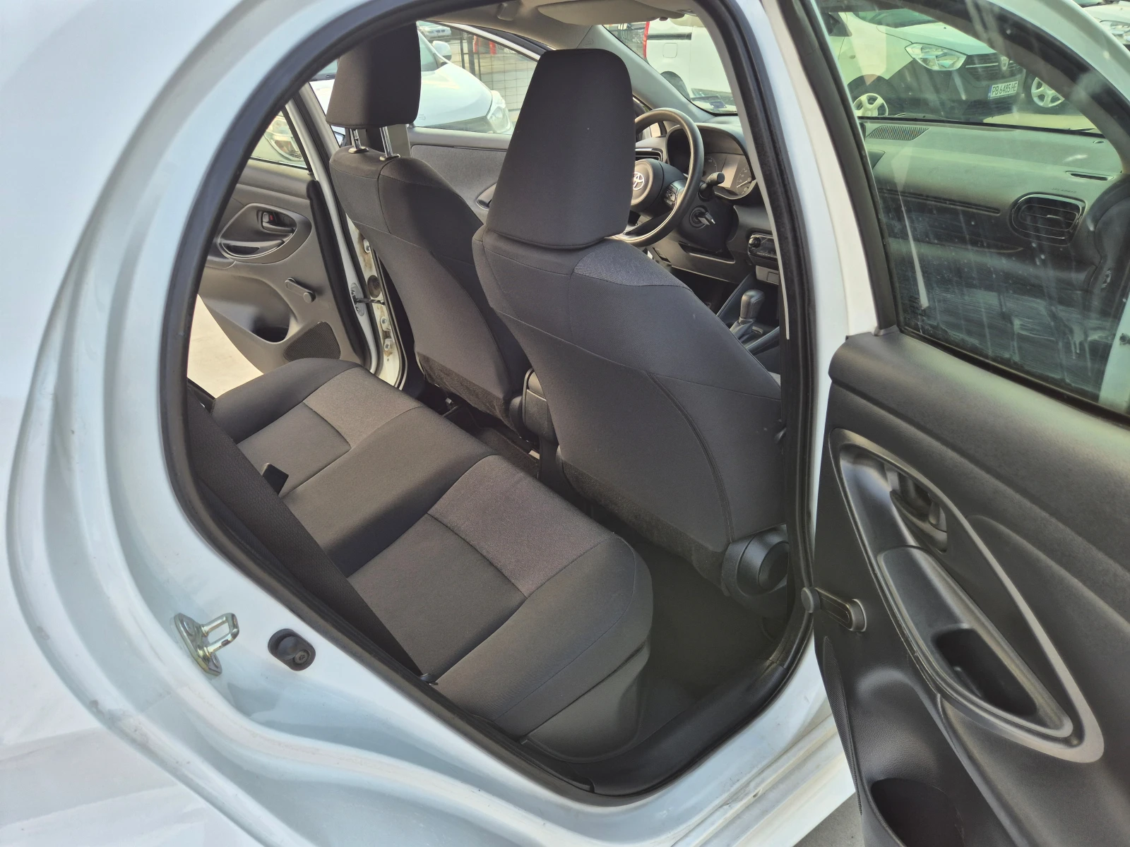 Toyota Yaris ILGHT-HYBRID-1.5vvt-i-115кс.Е-CVT A/T - изображение 10