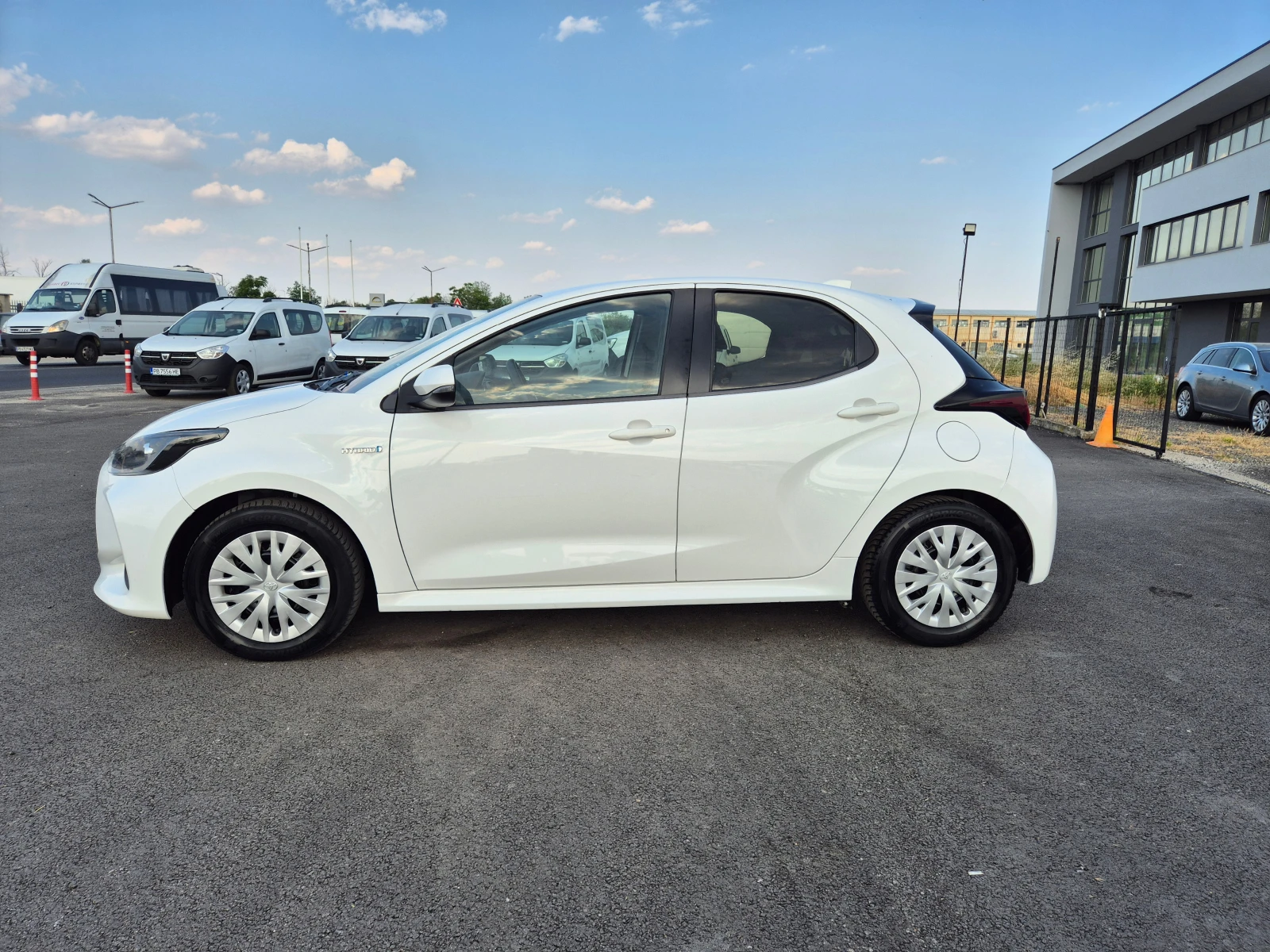 Toyota Yaris ILGHT-HYBRID-1.5vvt-i-115кс.Е-CVT A/T - изображение 2