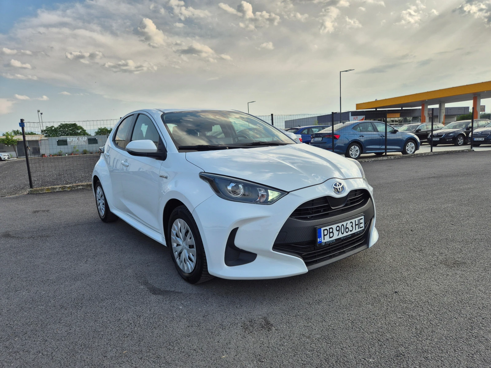 Toyota Yaris ILGHT-HYBRID-1.5vvt-i-115кс.Е-CVT A/T - изображение 7