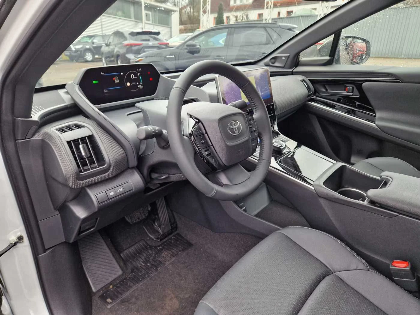 Toyota bZ4X BEV/218HP/LOUNGE/PANO/MEMO/JBL/360/LED/KLESS/526g - изображение 9