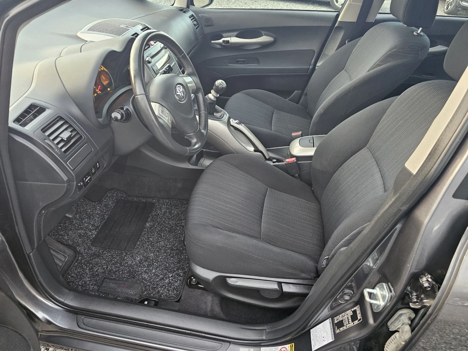 Toyota Auris 1.3VVT-i 6-СК! - изображение 9