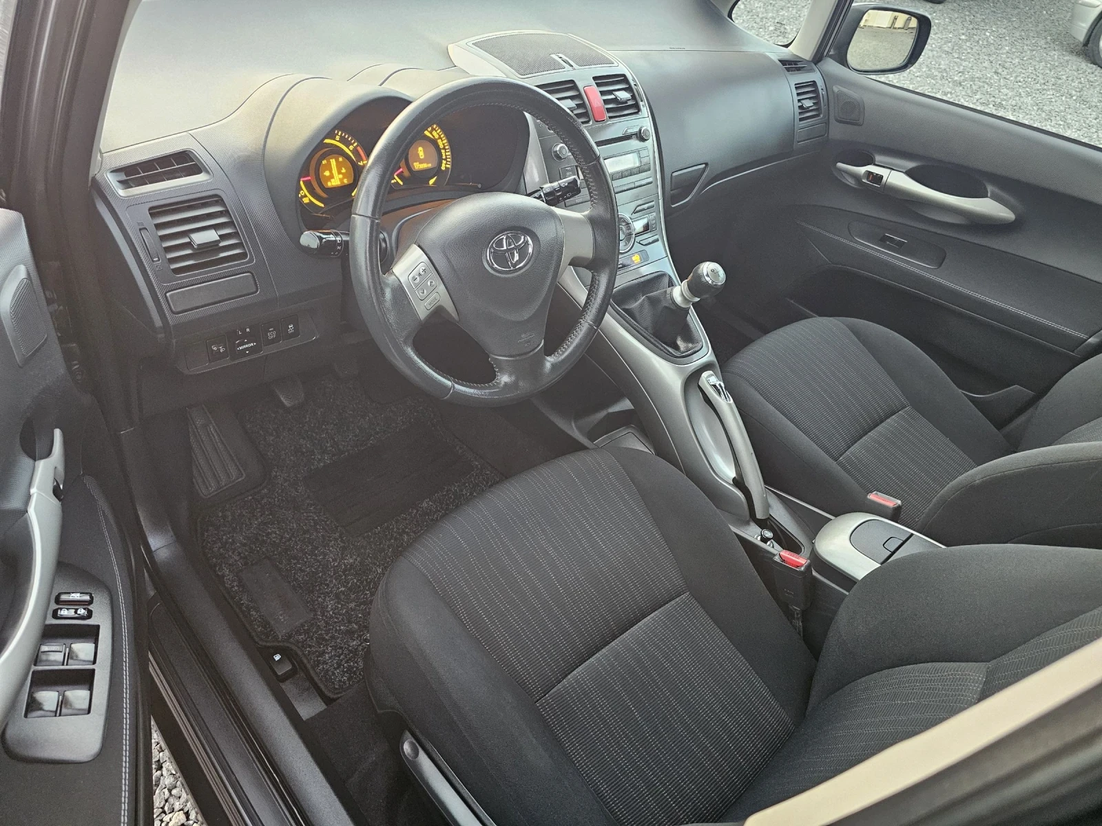 Toyota Auris 1.3VVT-i 6-СК! - изображение 8