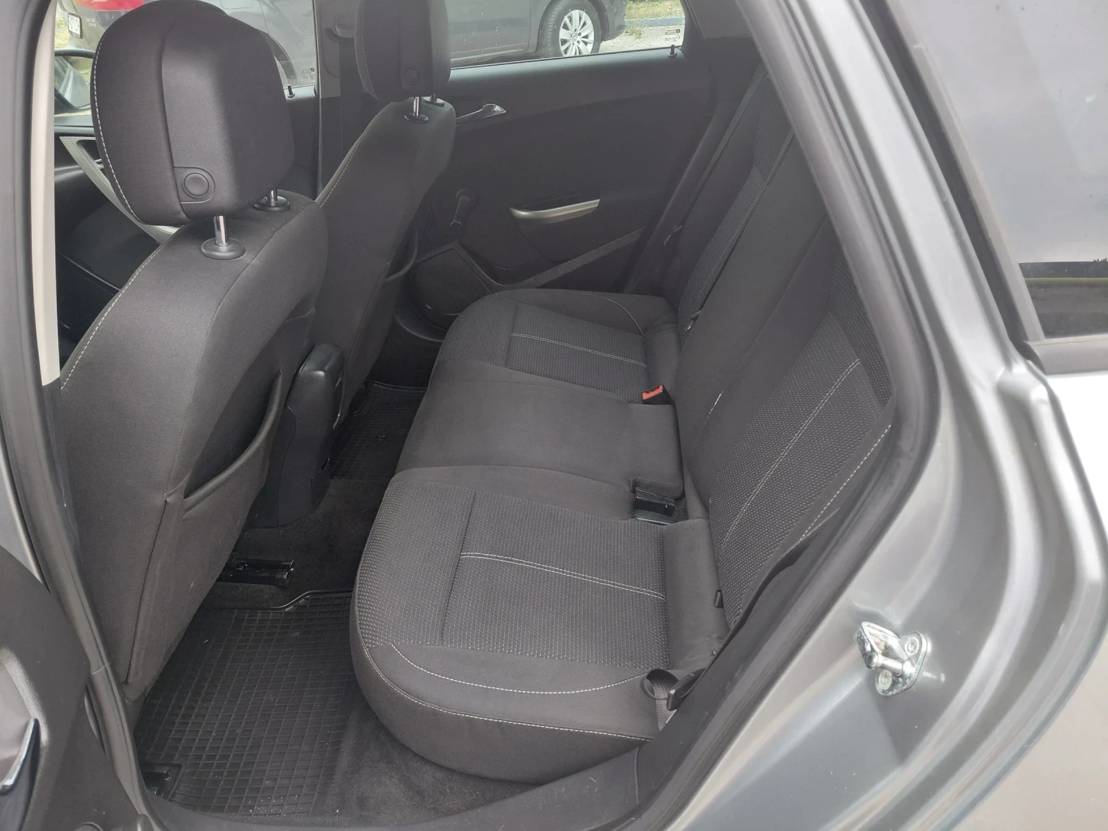 Opel Astra 1.7 CDTi , снимка 11 - Автомобили и джипове - 55220148