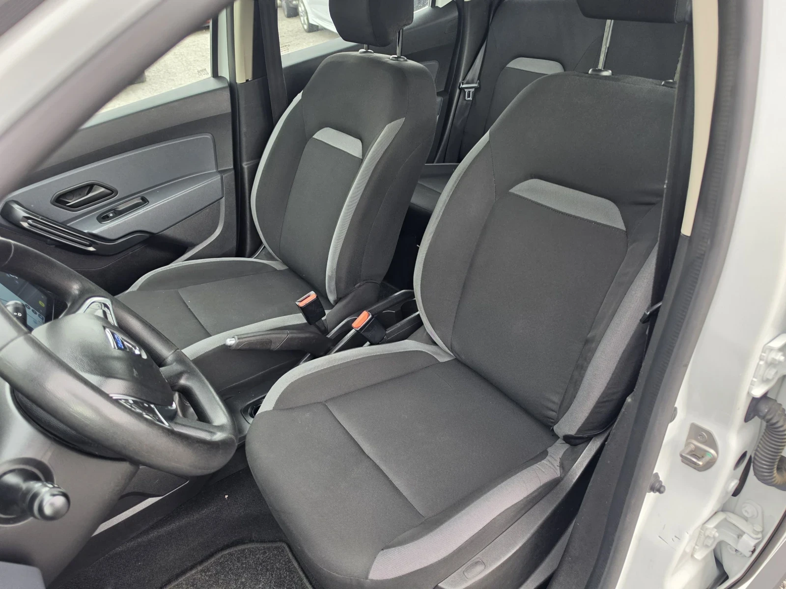 Dacia Duster 1.5DCi Euro6, снимка 9 - Автомобили и джипове - 54087478