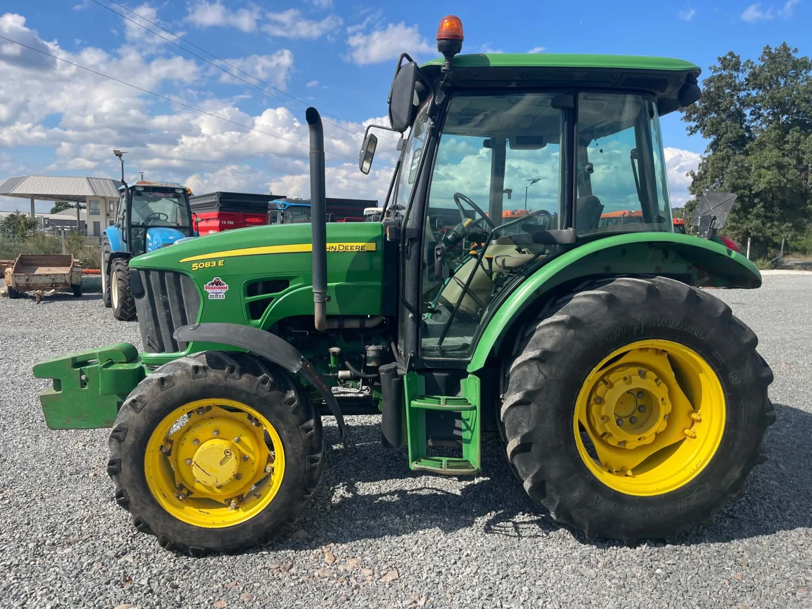 Трактор John Deere 5083 E, снимка 4 - Селскостопанска техника - 56301007