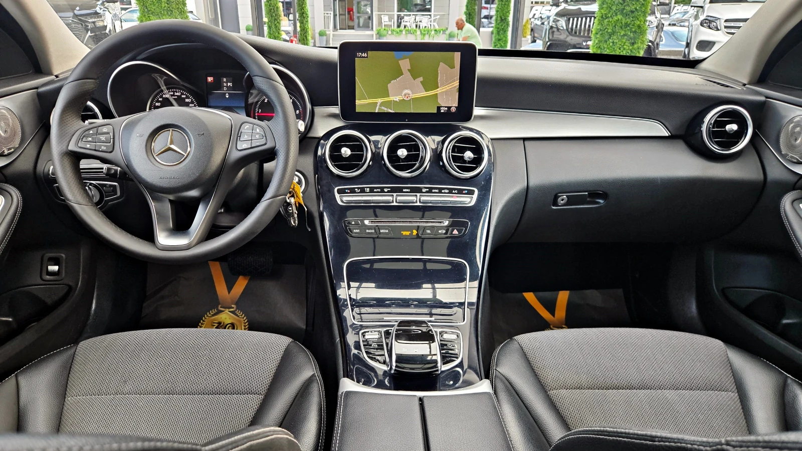 Mercedes-Benz C 220 AMG/PANORAMA/CAMERA/MULTIBEAM/BURMESTER/AUTO H/LIZ, снимка 9 - Автомобили и джипове - 55307104