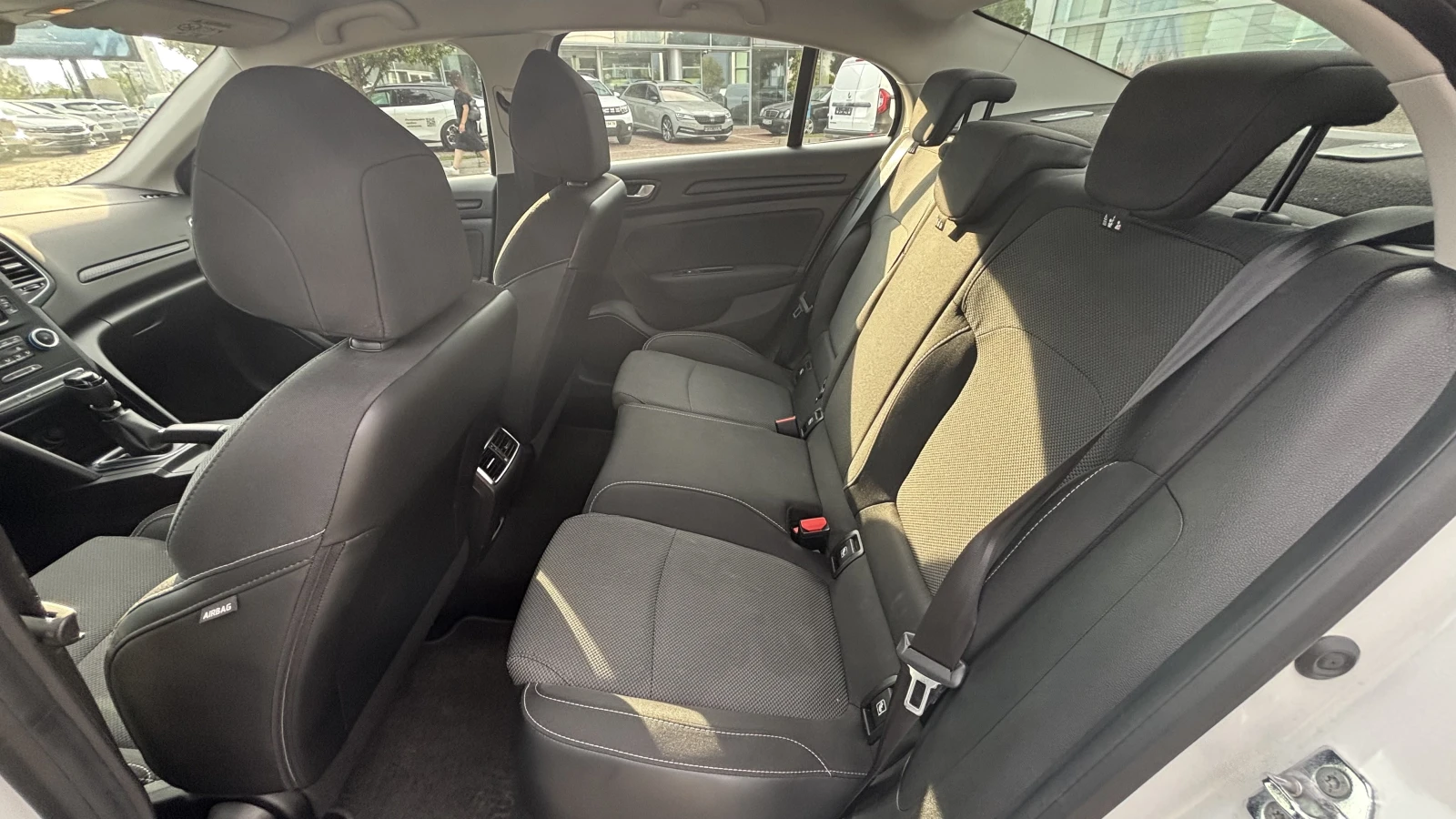 Renault Megane Sedan 1.3TCe 140 к.с./Life, снимка 12 - Автомобили и джипове - 55903459