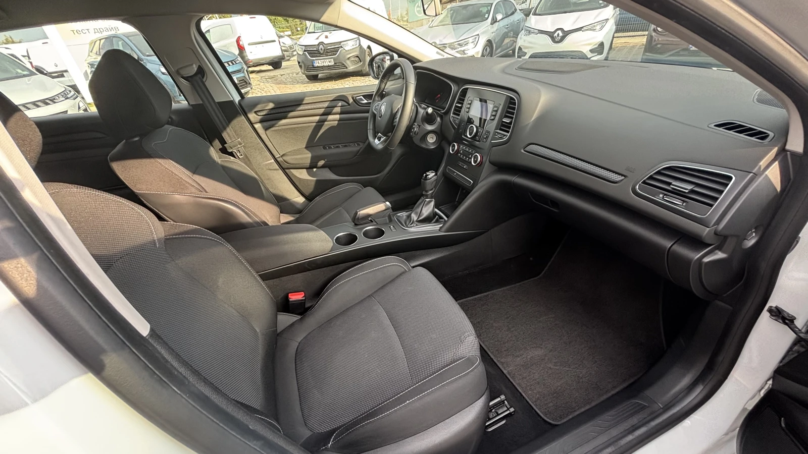 Renault Megane Sedan 1.3TCe 140 к.с./Life, снимка 15 - Автомобили и джипове - 55903459