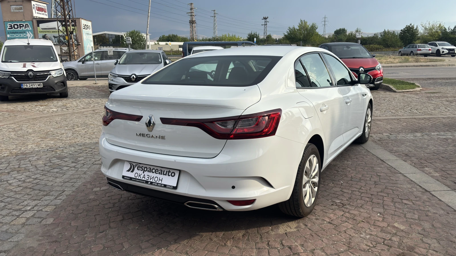 Renault Megane Sedan 1.3TCe 140 к.с./Life, снимка 2 - Автомобили и джипове - 55903459