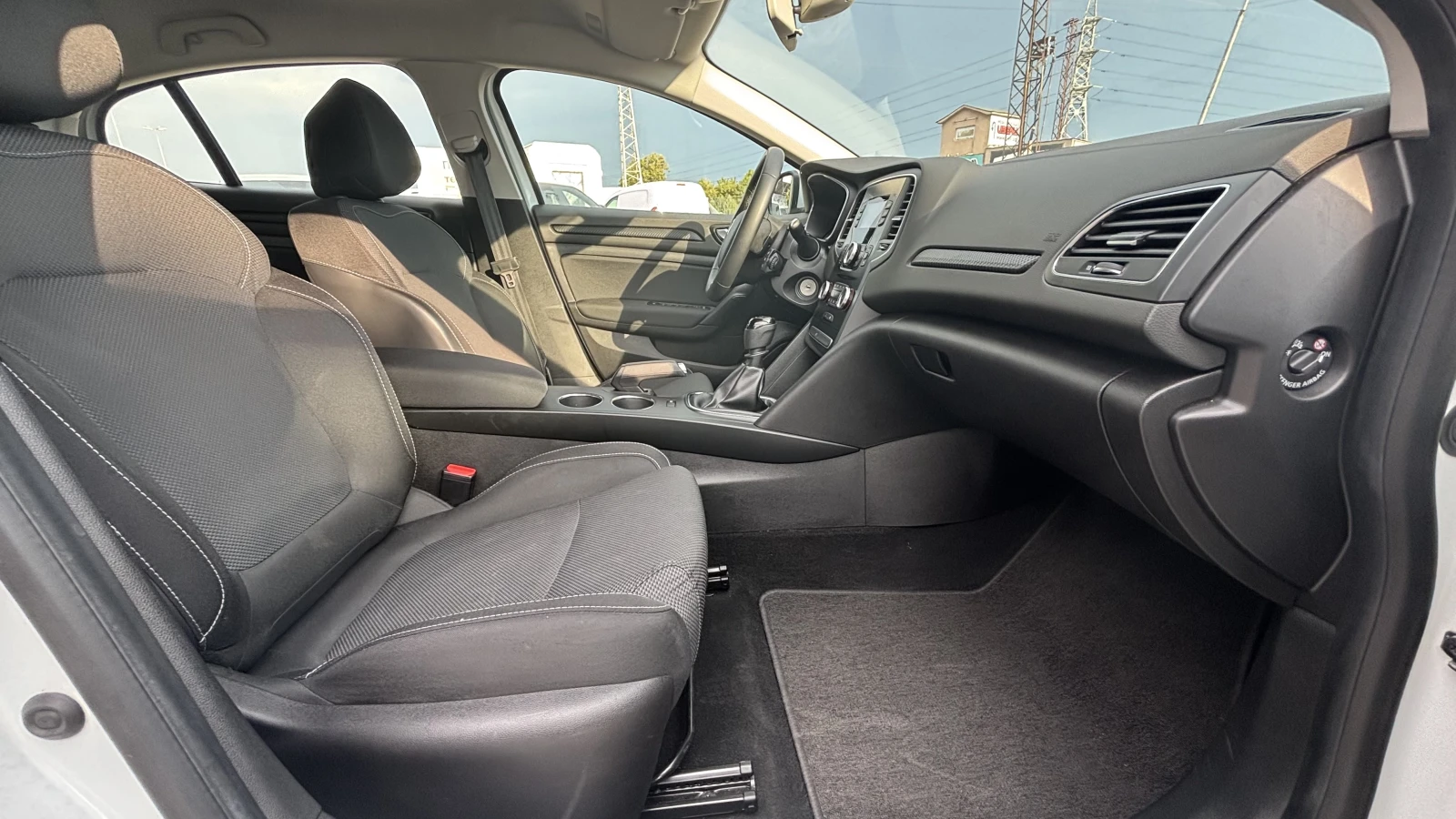 Renault Megane Sedan 1.3TCe 140 к.с./Life, снимка 16 - Автомобили и джипове - 55903459