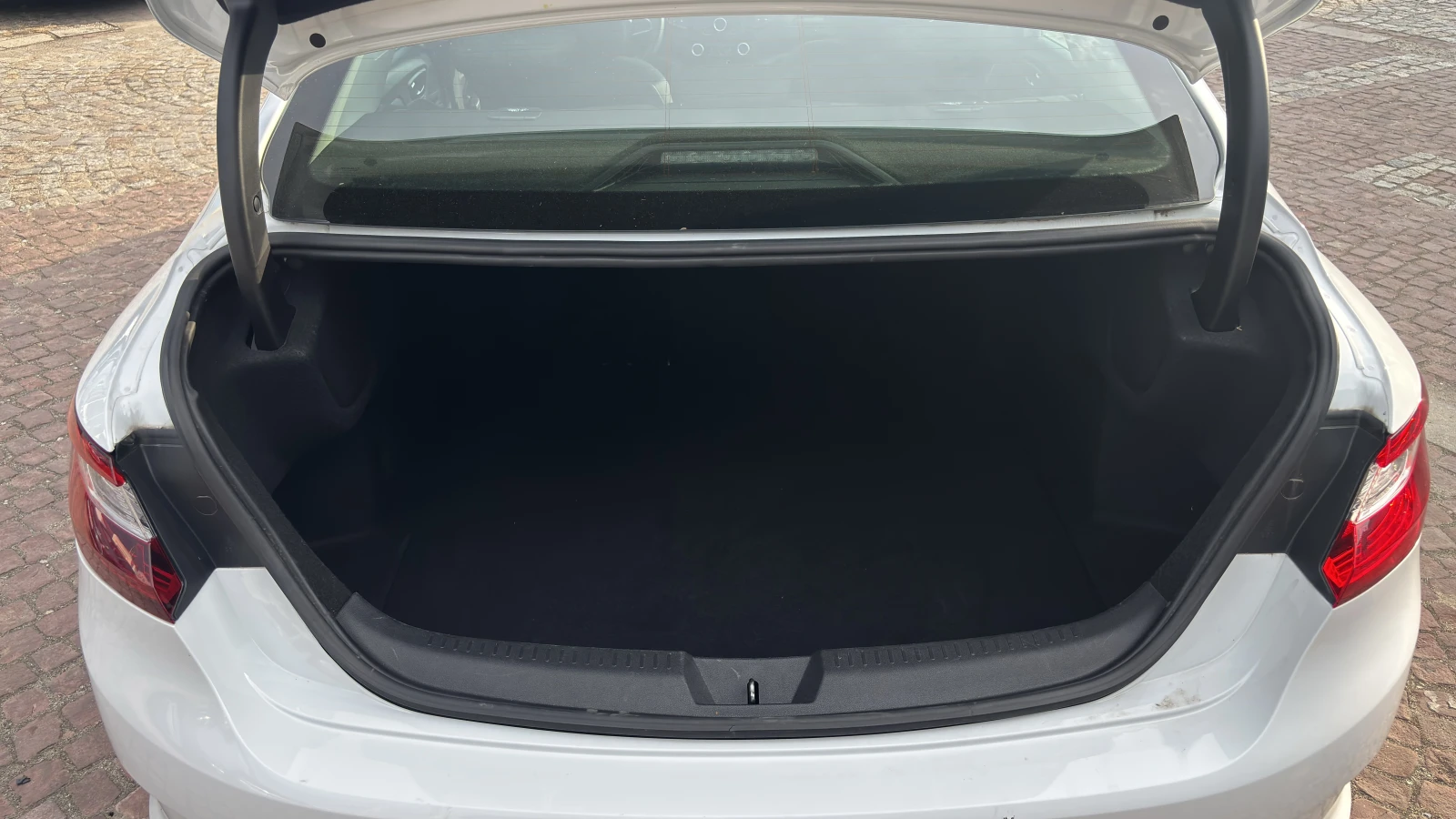 Renault Megane Sedan 1.3TCe 140 к.с./Life, снимка 9 - Автомобили и джипове - 55903459