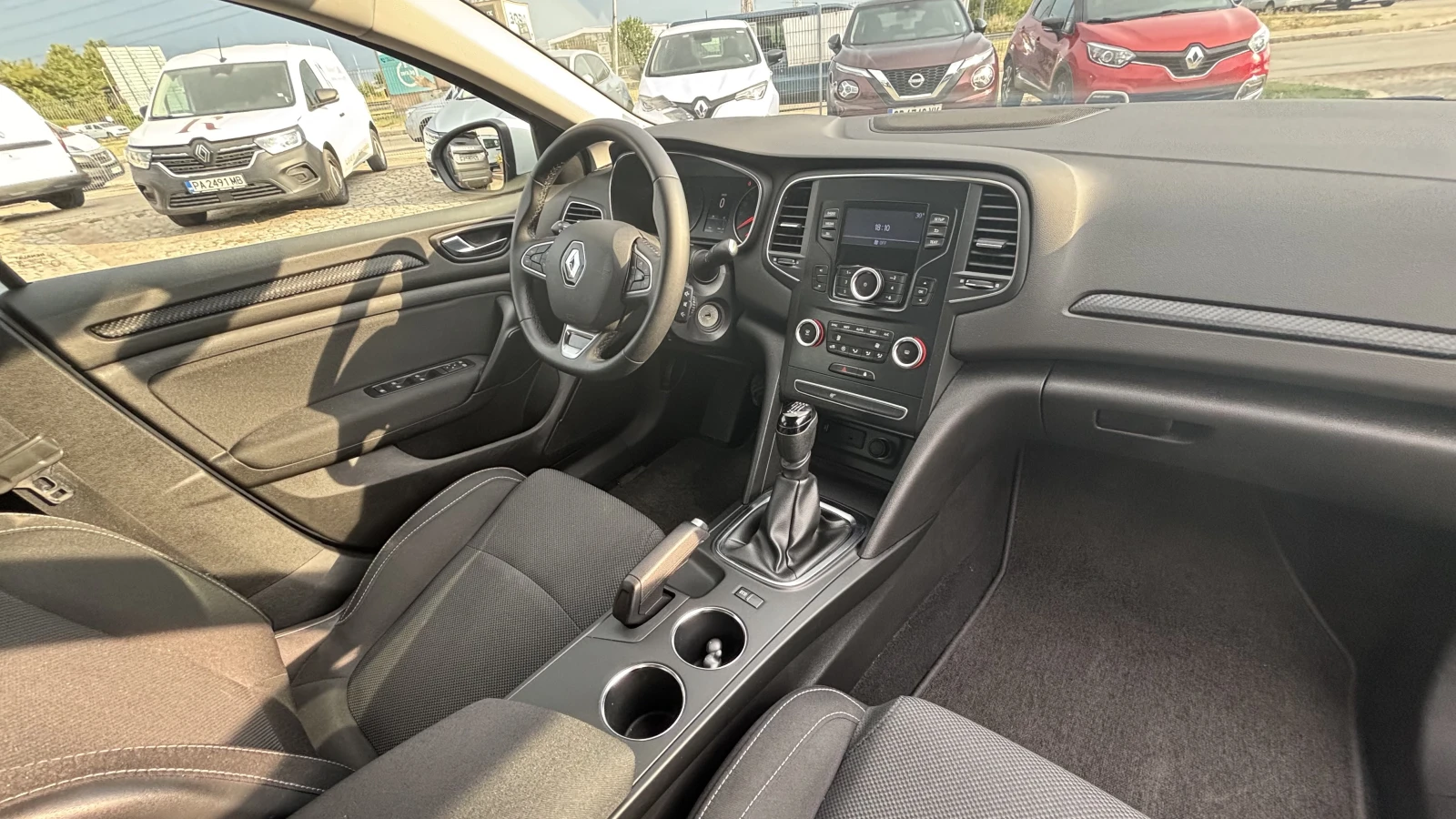 Renault Megane Sedan 1.3TCe 140 к.с./Life, снимка 14 - Автомобили и джипове - 55903459