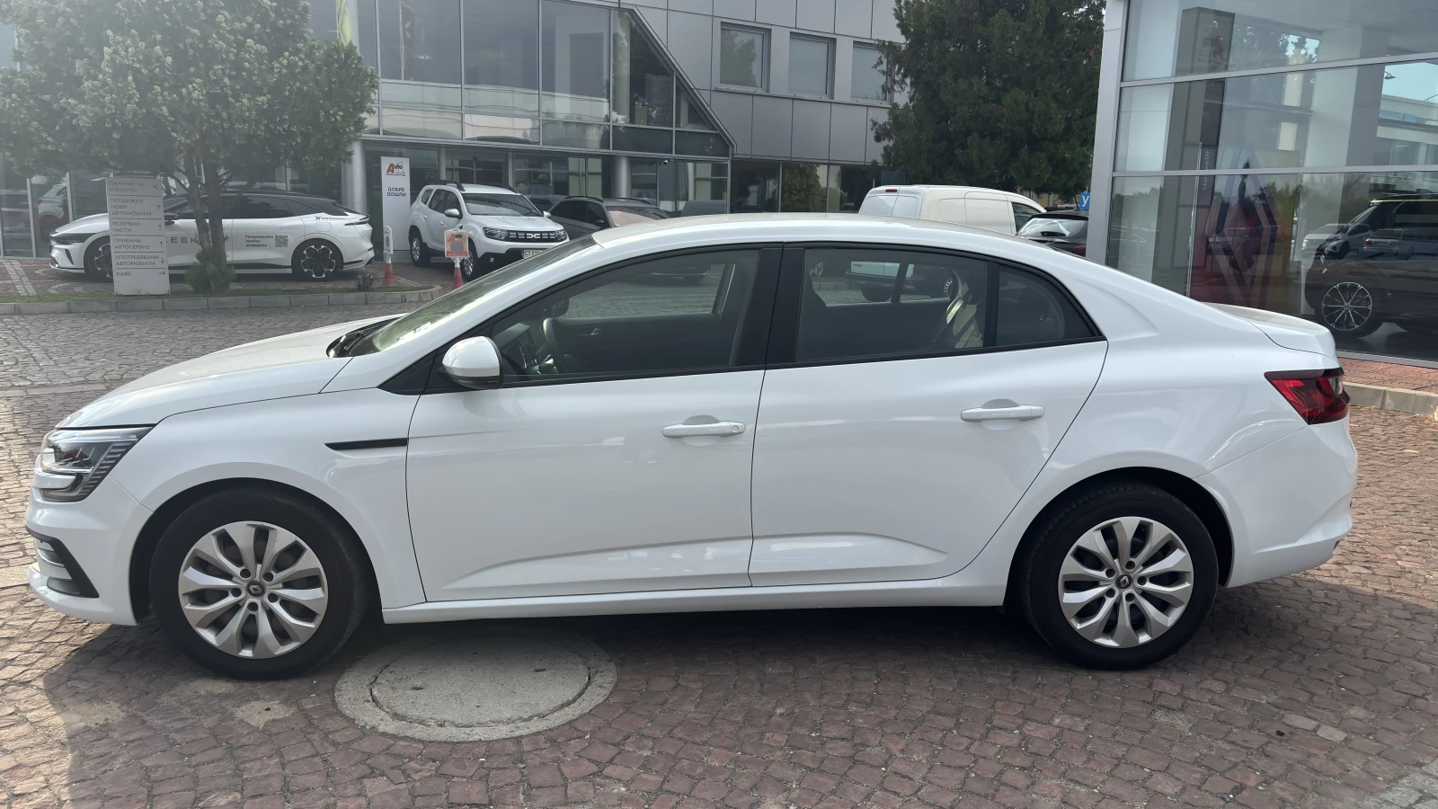Renault Megane Sedan 1.3TCe 140 к.с./Life, снимка 6 - Автомобили и джипове - 55903459