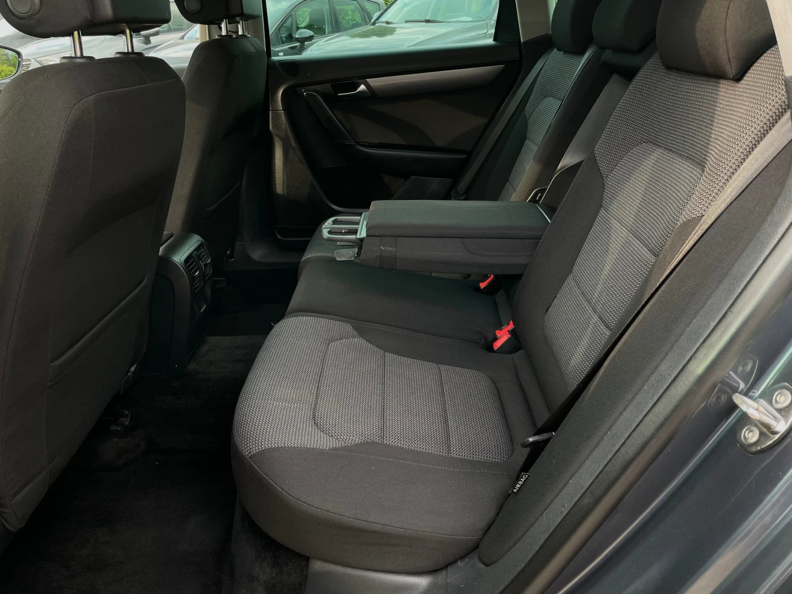 VW Passat 1.6TDI 6ск Е5 , снимка 7 - Автомобили и джипове - 55993511