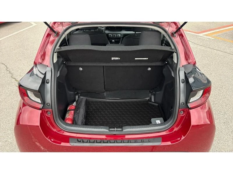 Toyota Yaris 1.5 CHIC 6MT, снимка 9 - Автомобили и джипове - 53953157