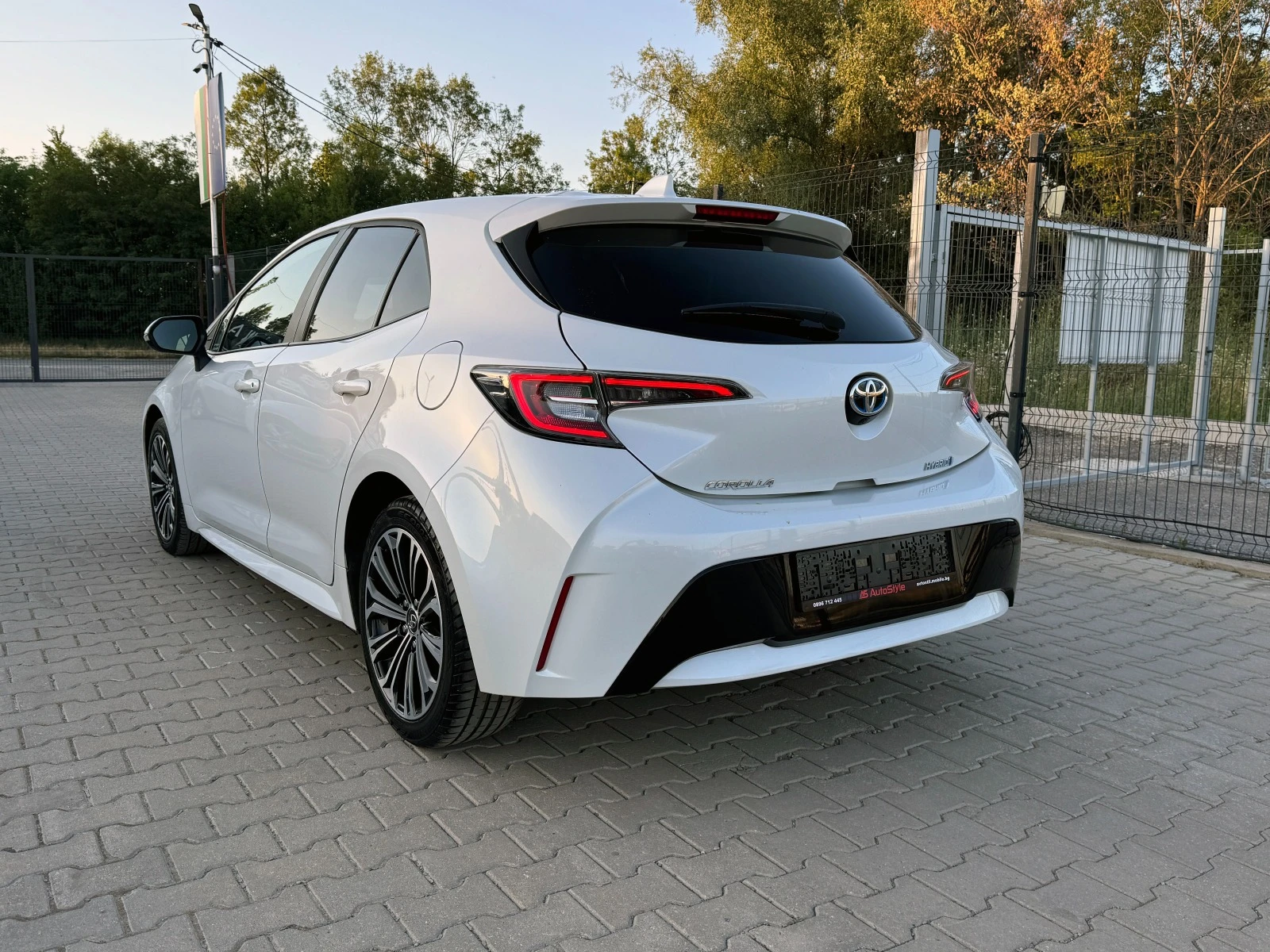 Toyota Corolla 1.8 Hybrid Executive - изображение 4