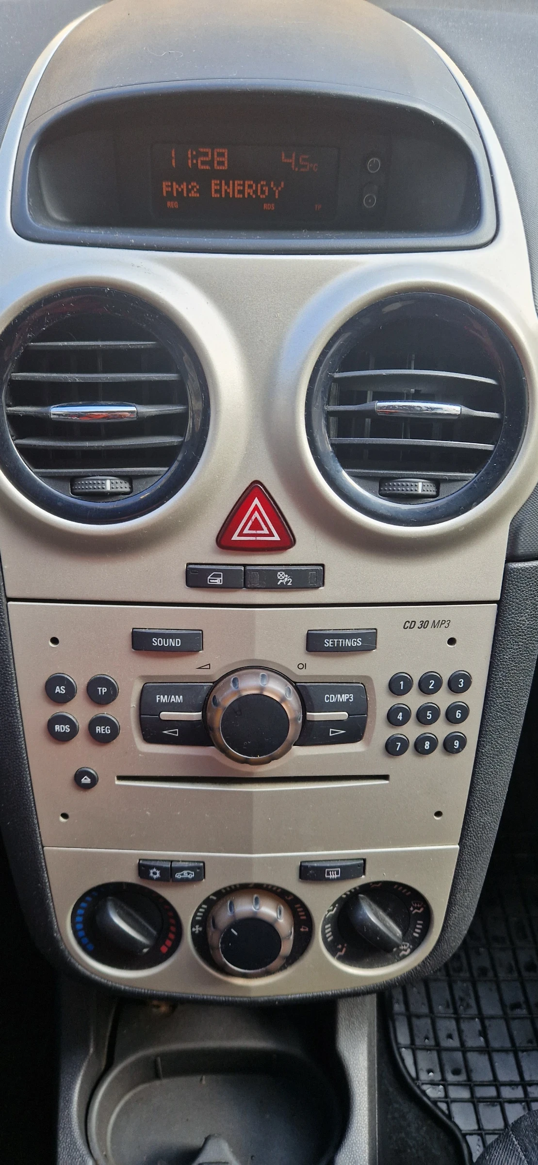 Opel Corsa D 1.2 Газ, снимка 7 - Автомобили и джипове - 53836147