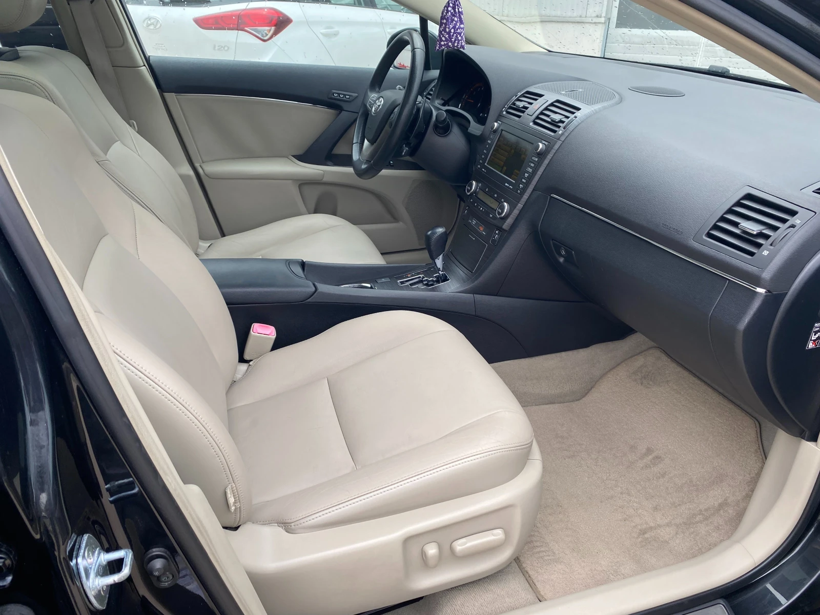 Toyota Avensis 2.0 AT Luxury, снимка 14 - Автомобили и джипове - 54358775