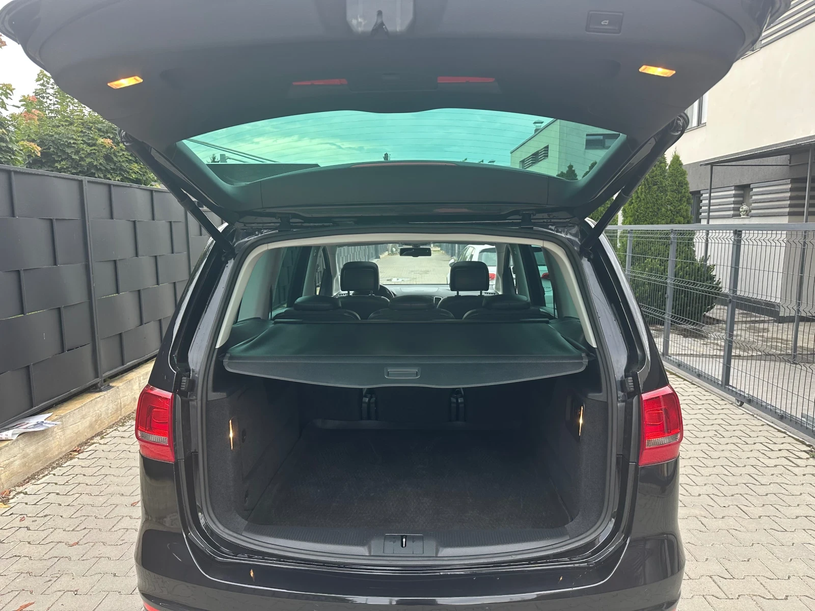 VW Sharan 2.0-TDI-140k.c-НАВИ, снимка 15 - Автомобили и джипове - 55272610