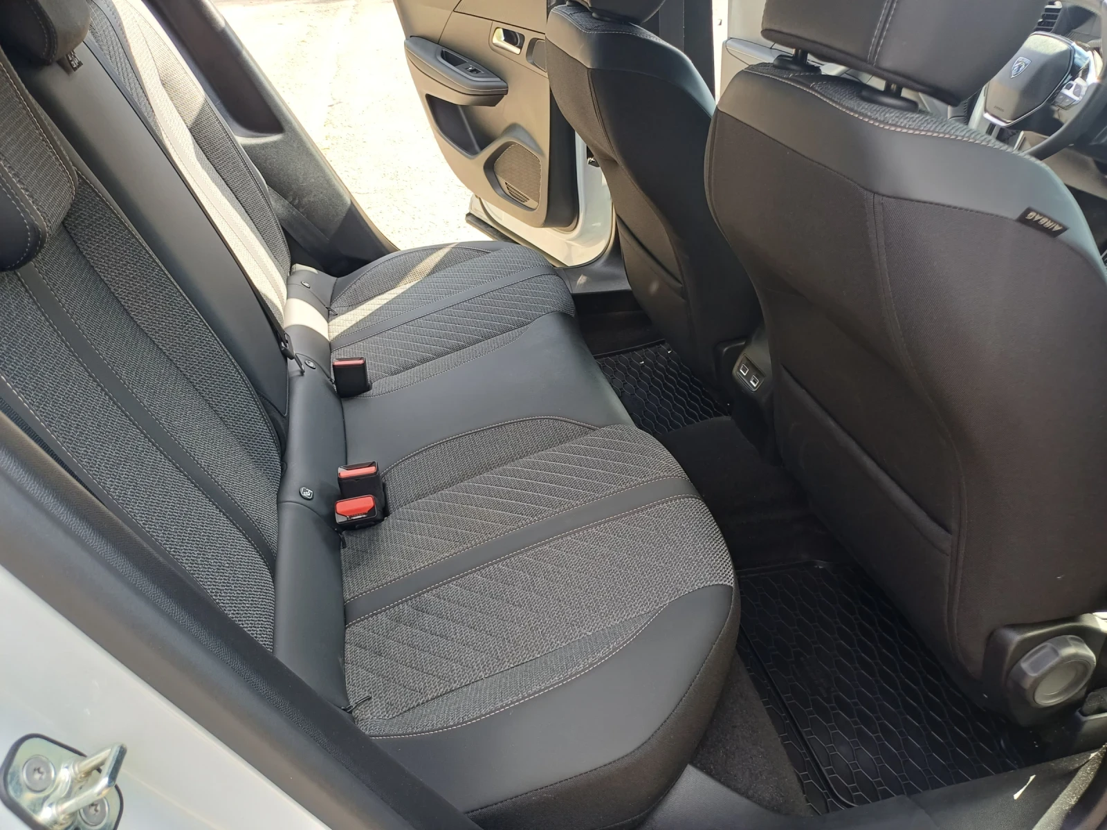 Peugeot 2008 1.2 HYBRID ALLURE, снимка 14 - Автомобили и джипове - 55282452