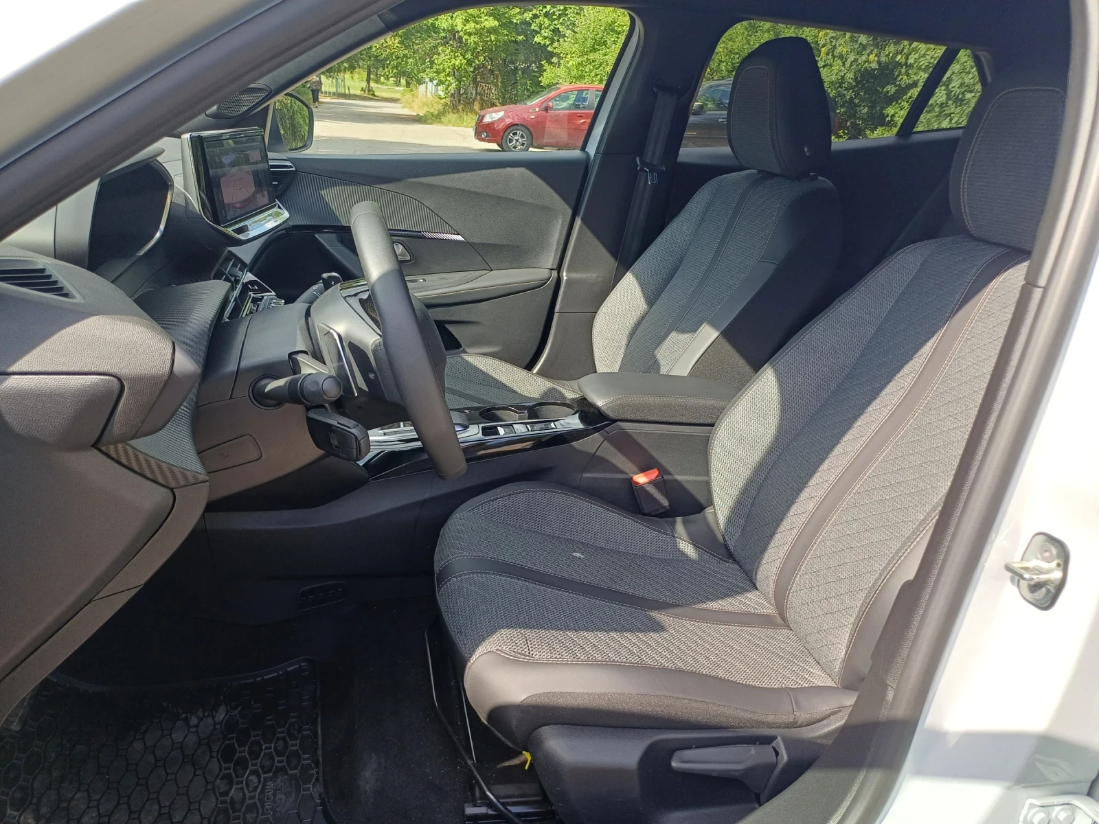 Peugeot 2008 1.2 HYBRID ALLURE, снимка 9 - Автомобили и джипове - 55282452