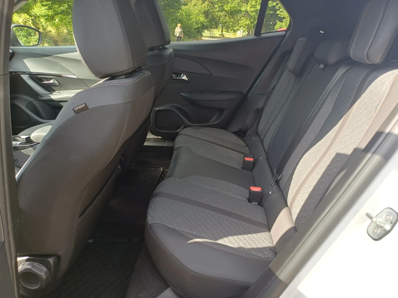 Peugeot 2008 1.2 HYBRID ALLURE, снимка 11 - Автомобили и джипове - 55282452