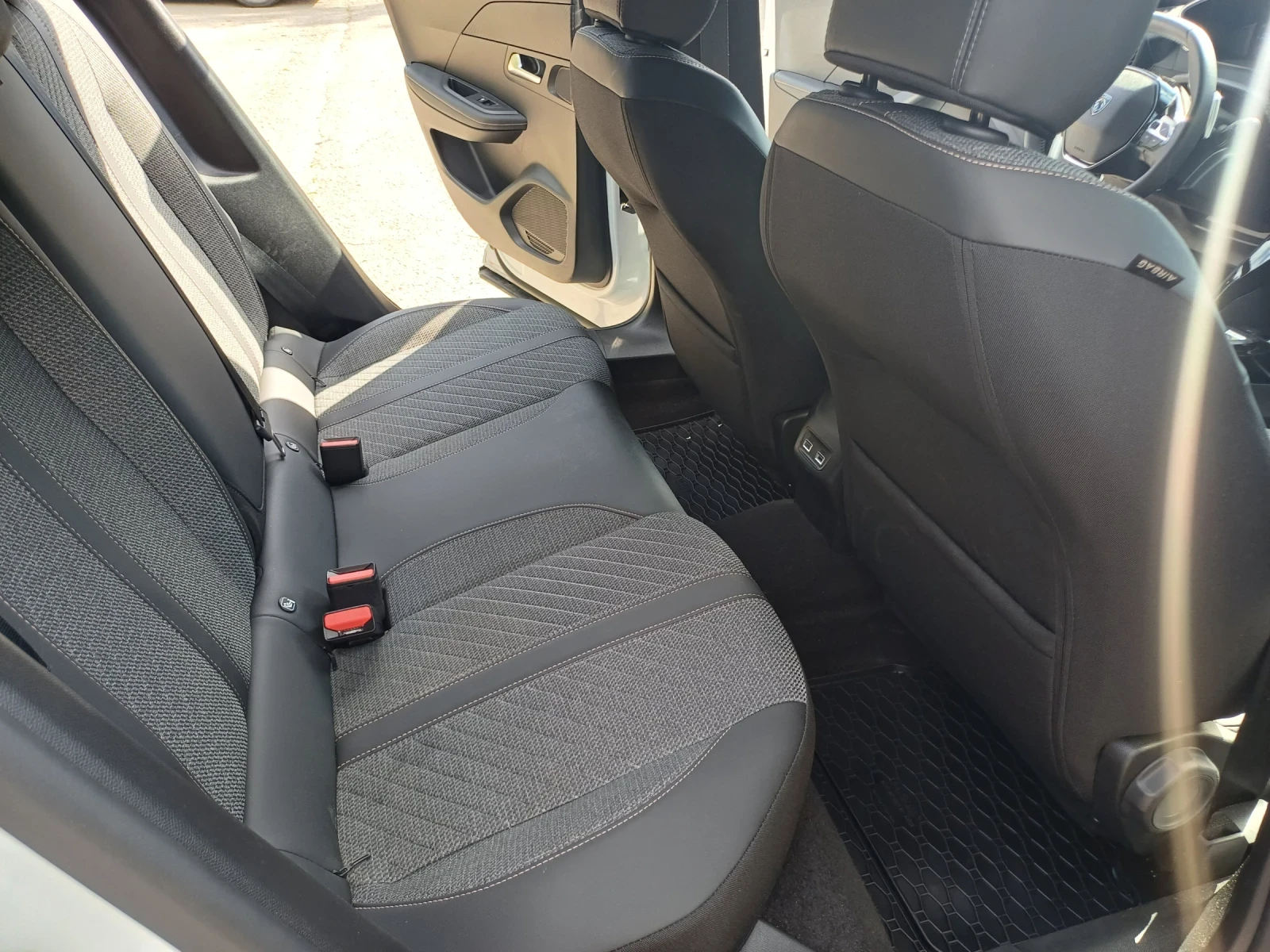 Peugeot 2008 1.2 HYBRID ALLURE, снимка 13 - Автомобили и джипове - 55282452