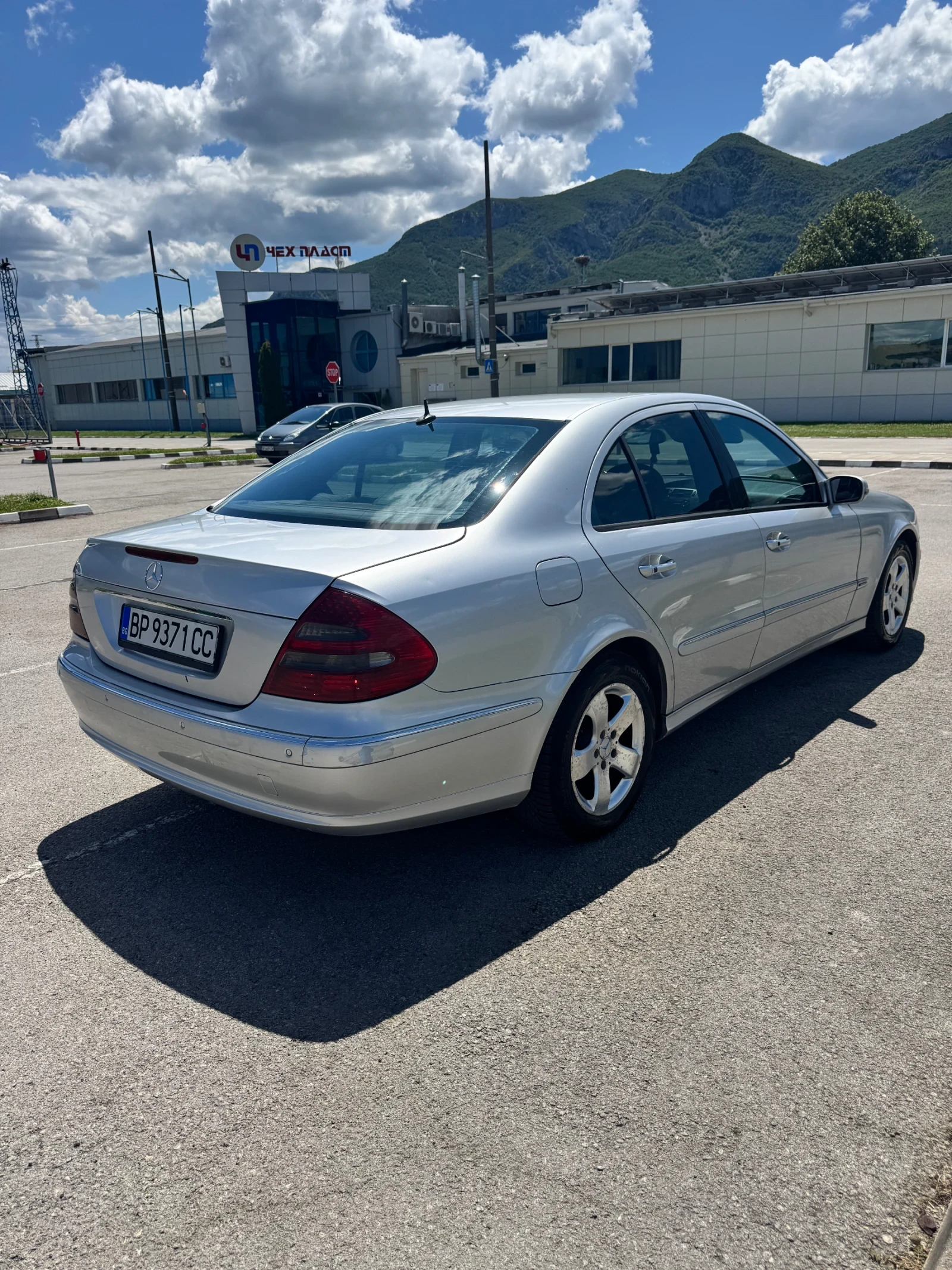 Mercedes-Benz E 270 Avangarde, снимка 6 - Автомобили и джипове - 55494463