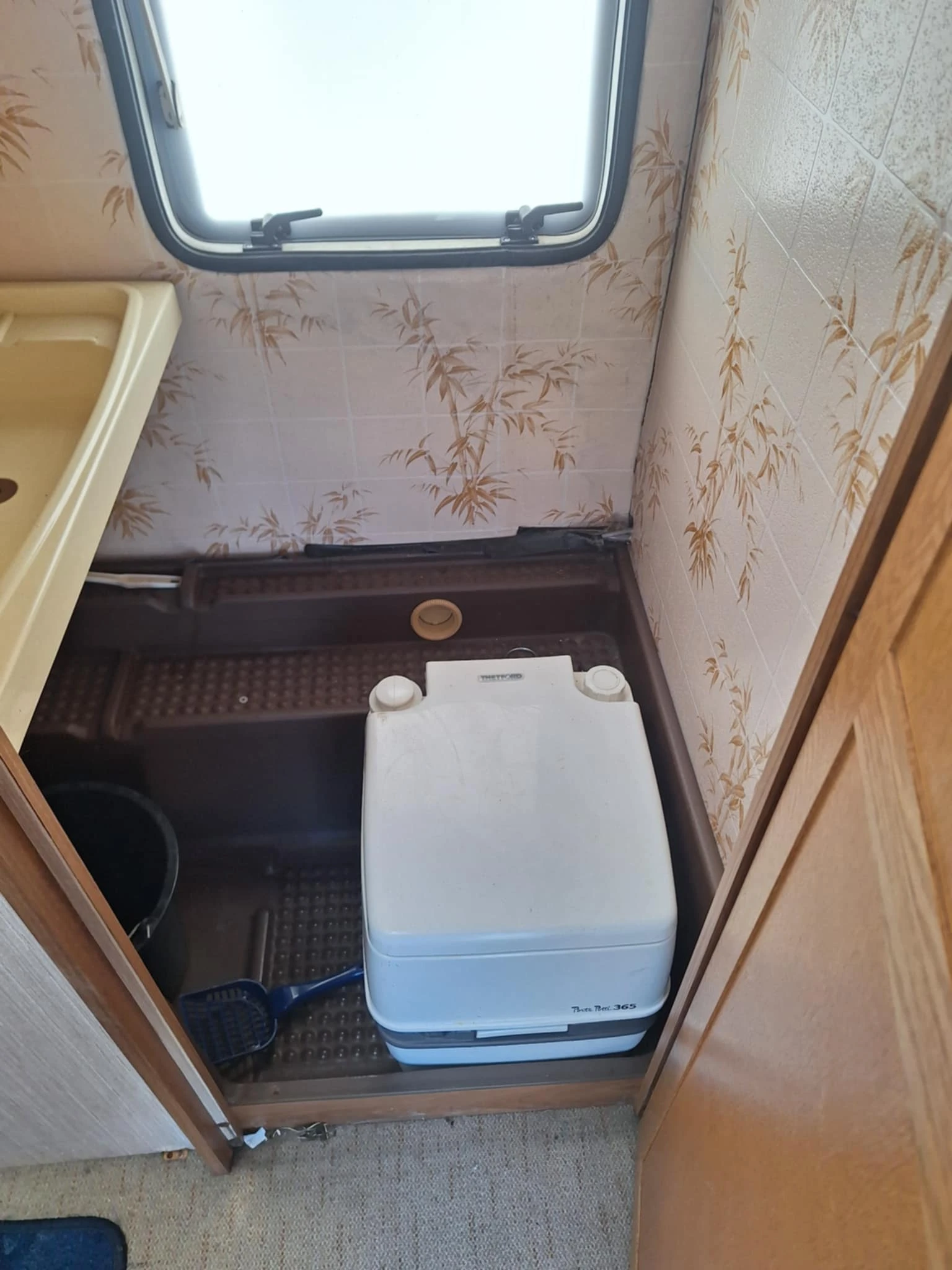 Каравана Bursner 4620, снимка 4 - Каравани и кемпери - 54010906