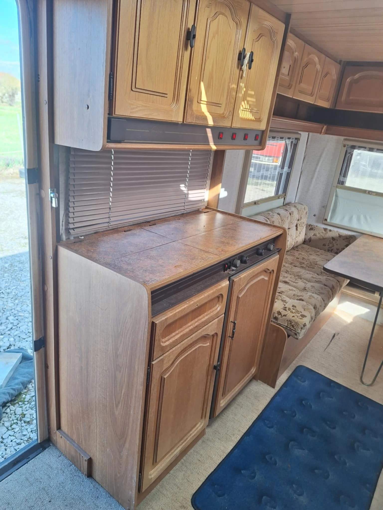 Каравана Bursner 4620, снимка 7 - Каравани и кемпери - 54010906