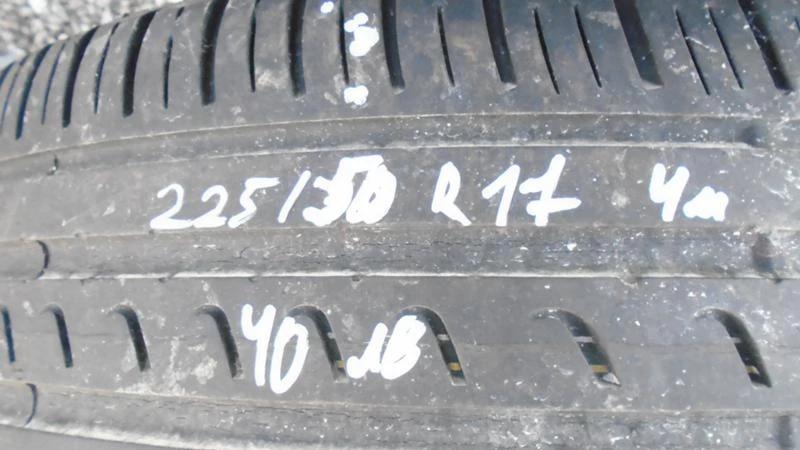 Гуми Зимни 225/50R17, снимка 1 - Гуми и джанти - 22371737