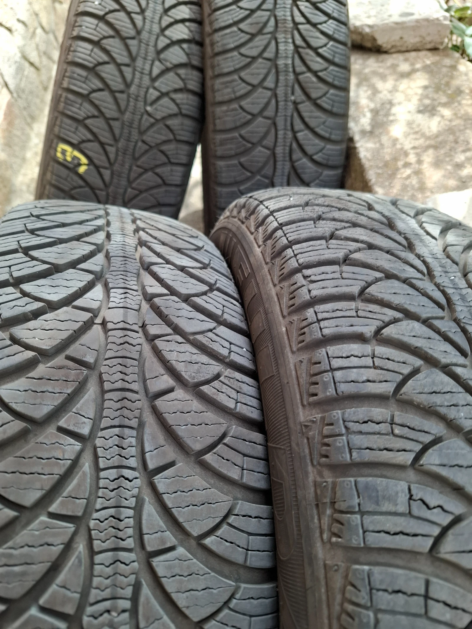 Гуми Зимни 185/60R15, снимка 4 - Гуми и джанти - 56217607