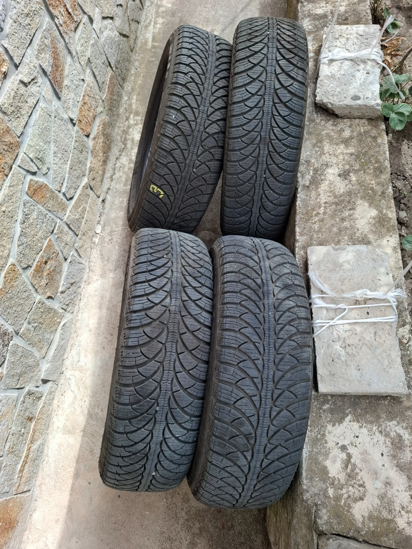 Гуми Зимни 185/60R15, снимка 3 - Гуми и джанти - 56217607