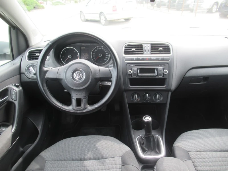 VW Polo 1.6TDI 90ps * ПЕРФЕКТЕН* , снимка 13 - Автомобили и джипове - 46397649