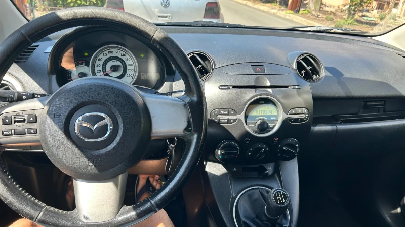Mazda 2, снимка 8 - Автомобили и джипове - 51570970